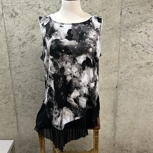 Simply Vera Wang size XL.  Silky flowing assemetical